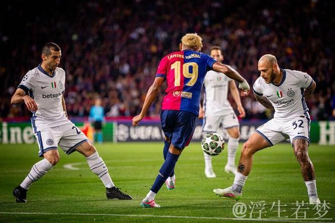 国米3-3战平巴萨，邓弗里斯独造3球亚马尔费兰建功